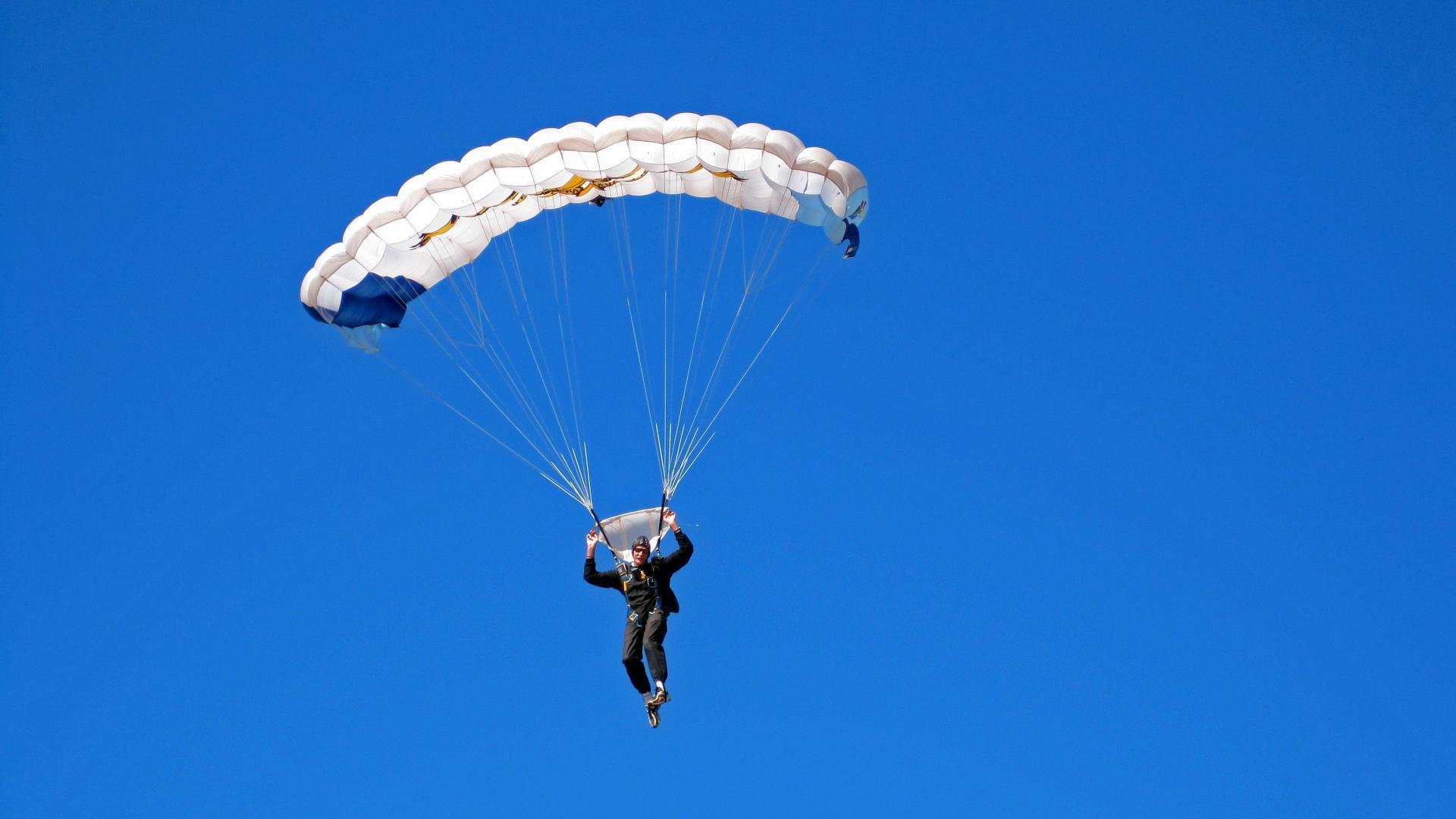 五大联赛是否重视通过前场横移调动后防空档，五大联赛场地大小