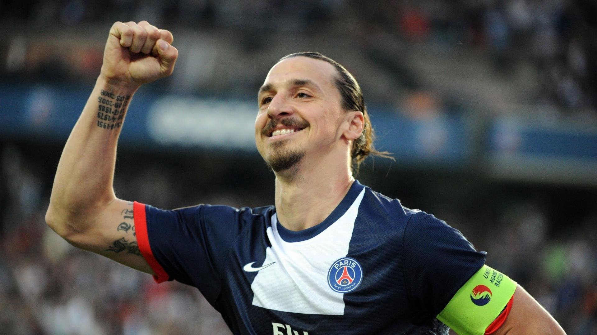 特色足球文化灯光景观在城市夜景中成为独特风景线，足球灯光球场